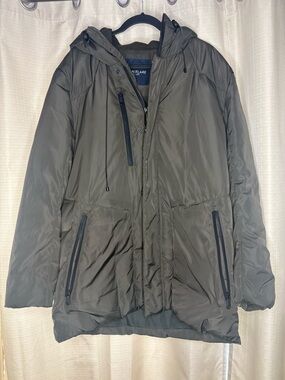 Finn Flare Hooded Puffer Jacket in Olive with Zippered Pockets